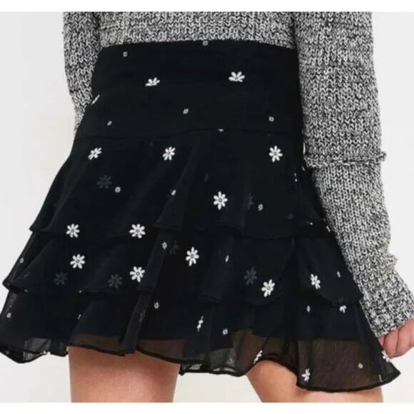 Urban Outfitters Evelyn Tiered Floral Daisy Ruffle Mini Skirt Size M EUC - Picture 4 of 14